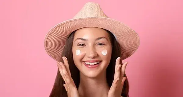 Tuổi dậy thì cần ưu tiên sử dụng các loại kem chống nắng có thành phần tự nhiên, lành tính