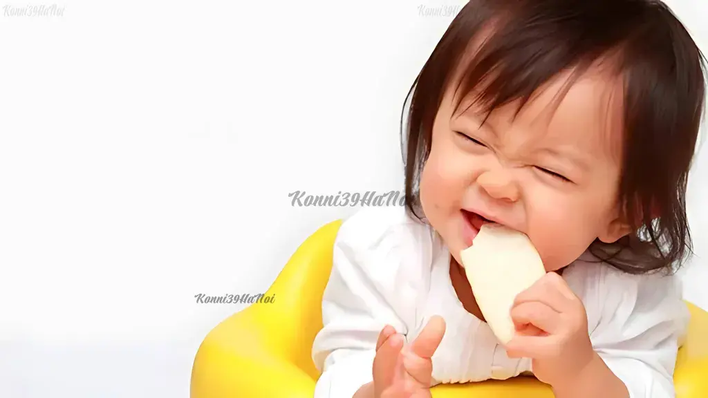 Mẹ nên đồng hành cùng bé trong suốt thời gian con ăn bánh ăn dặm.