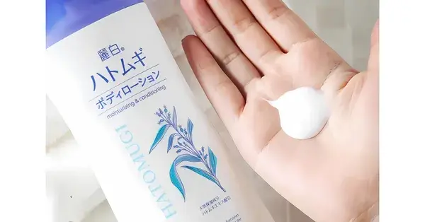 Sữa dưỡng thể Hatomugi tuy lành tính nhưng có chứa hương liệu và paraben, da rất nhạy cảm nên test thử trước khi dùng.
