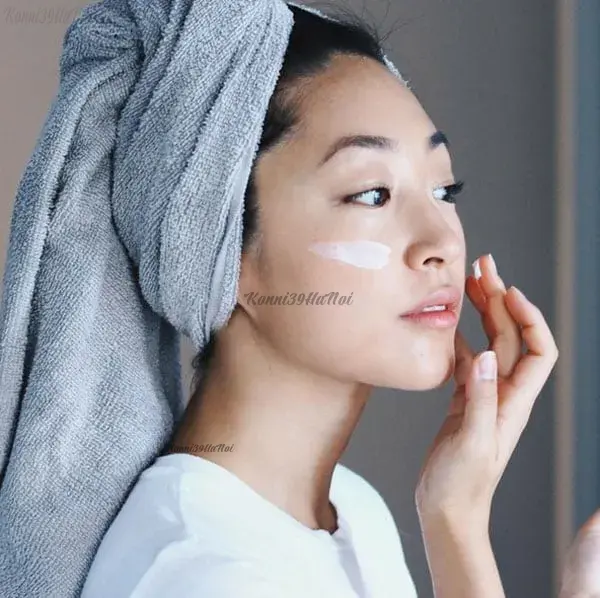 bôi kem dưỡng trước khi đi ngủ