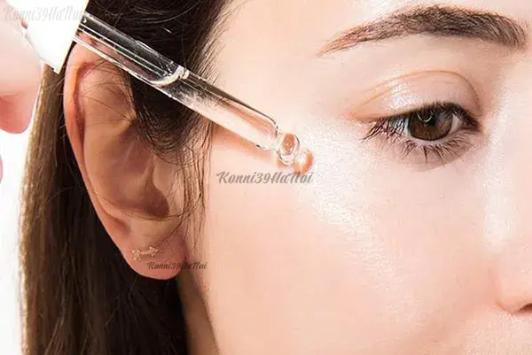 Nhỏ serum lên da trước khi bôi kem dưỡng