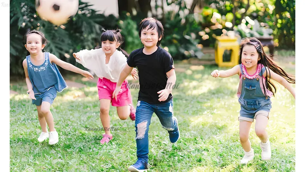 Thường xuyên ra ngoài và vận động là giải pháp tối ưu giúp trẻ có sức đề kháng tốt