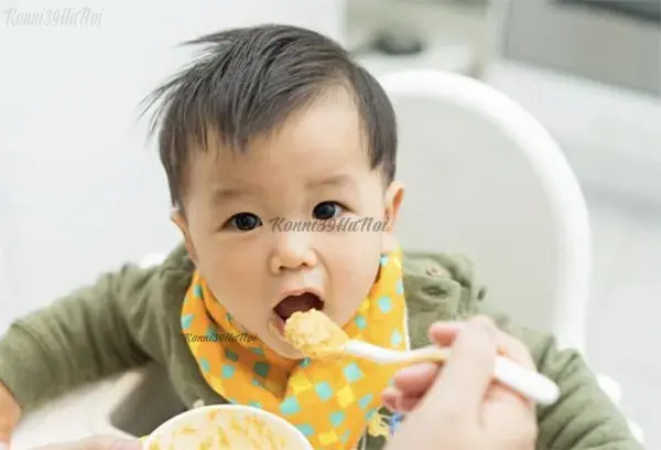 Bé ăn bột ăn dặm