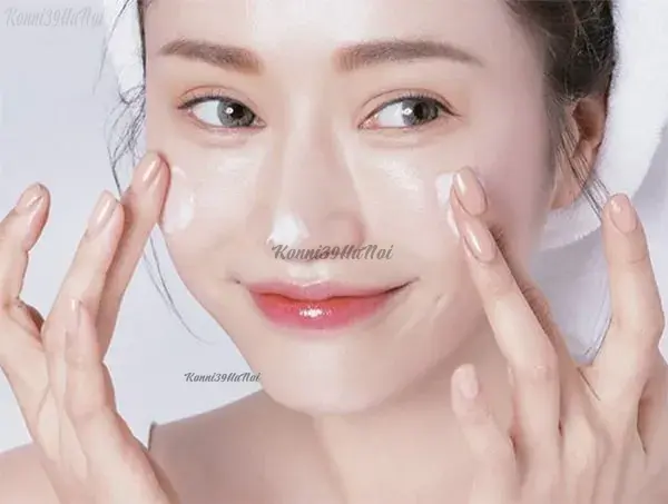 Làn da sau khi được làm sạch sẽ dễ dàng thẩm thấu các dưỡng chất từ nước hoa hồng và kem dưỡng hơn Thoa kem dưỡng sau bước nước hoa hồng