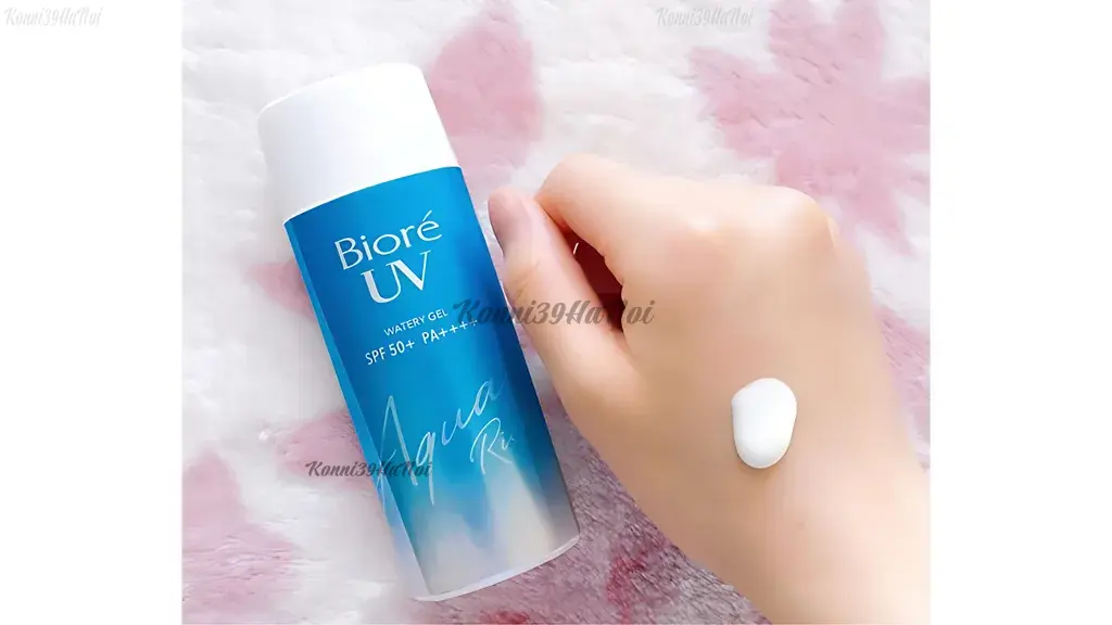 Sản phẩm dưới dạng gel lỏng, nhanh chóng thẩm thấu lên da