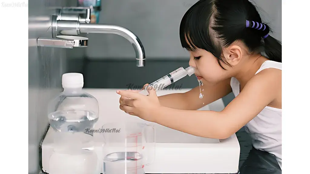Rửa mũi bằng nước muối sinh lý giúp làm sạch đường hô hấp và loại bỏ sự tồn tại của các virus, vi khuẩn gây bệnh