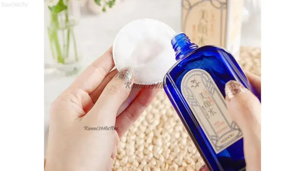 Đổ lotion Meishoku vào bông tẩy trang và lau nhẹ lên vùng da mụn