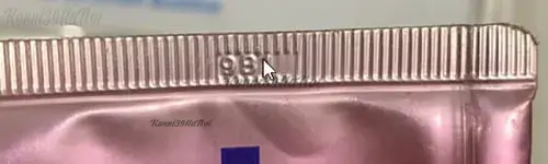 ngày sản xuất của kem chống nắng Skin Aqua dưới đáy tuýp.