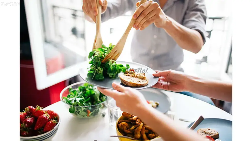 Giảm lượng thức ăn trong bữa tối nếu bạn về nhà quá muộn