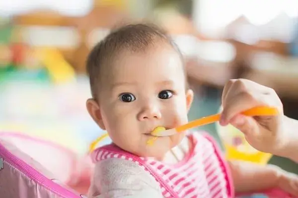 Tập cho bé thói quen ăn uống tự lập, tập trung ngay từ khi còn nhỏ
