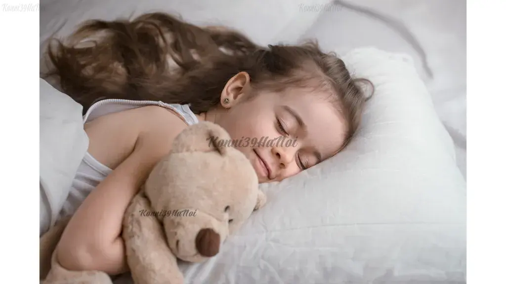 Trẻ cần tuân thủ việc ngủ đúng giờ và đủ giấc