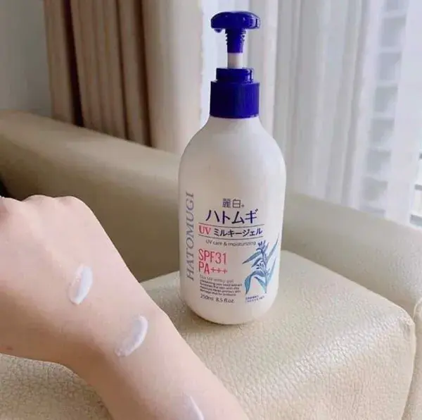 bôi dưỡng thể hatomugi lên da tay