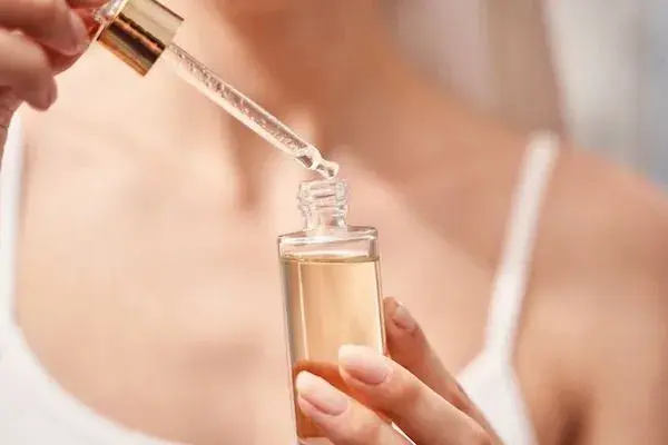 u-ban-tay-de-kiem-tra-phan-ung-cua-da_b35d4c4585084635b329fc090f29863c_grande Trước khi sử dụng retinol, bạn nên thoa ở mu bàn tay để kiểm tra phản ứng của da