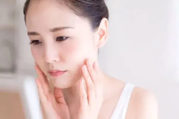 Thoa kem dưỡng ẩm quá ít sẽ khiến da không được cấp ẩm đầy đủ