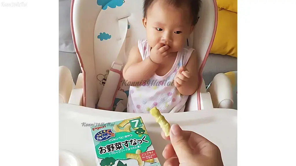 Mẹ nên cho bé sử dụng bánh ăn dặm vào thời điểm giữa hai bữa chính, tránh ăn vào tối muộn.