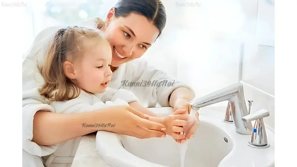 Tập trẻ thói quen rửa tay, giữ vệ sinh cá nhân để giảm nguy cơ tiếp xúc và sự xâm nhập của vi khuẩn, virus gây bệnh