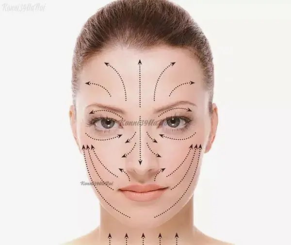 Thoa kem dưỡng ẩm và massage nhẹ nhàng giúp dưỡng chất thẩm thấu dễ dàng