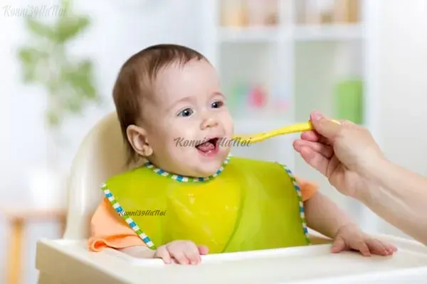 đút cho bé ăn bột ăn dặm