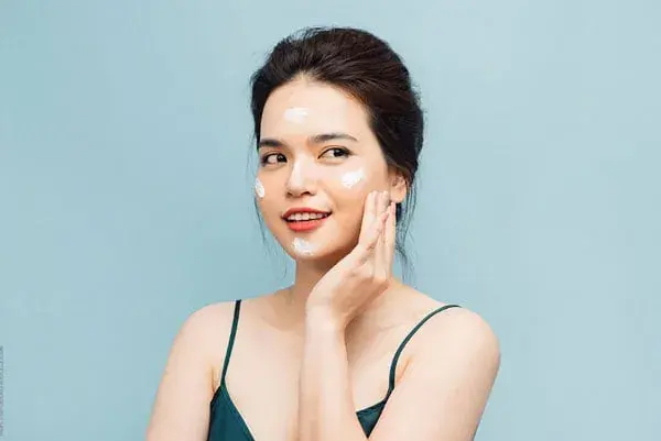 Sử dụng kem dưỡng ẩm buổi sáng