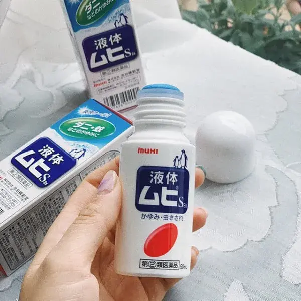 Thiết kế dạng lăn giúp dễ dàng thoa lên da và hạn chế lấy phải quá nhiều sản phẩm.